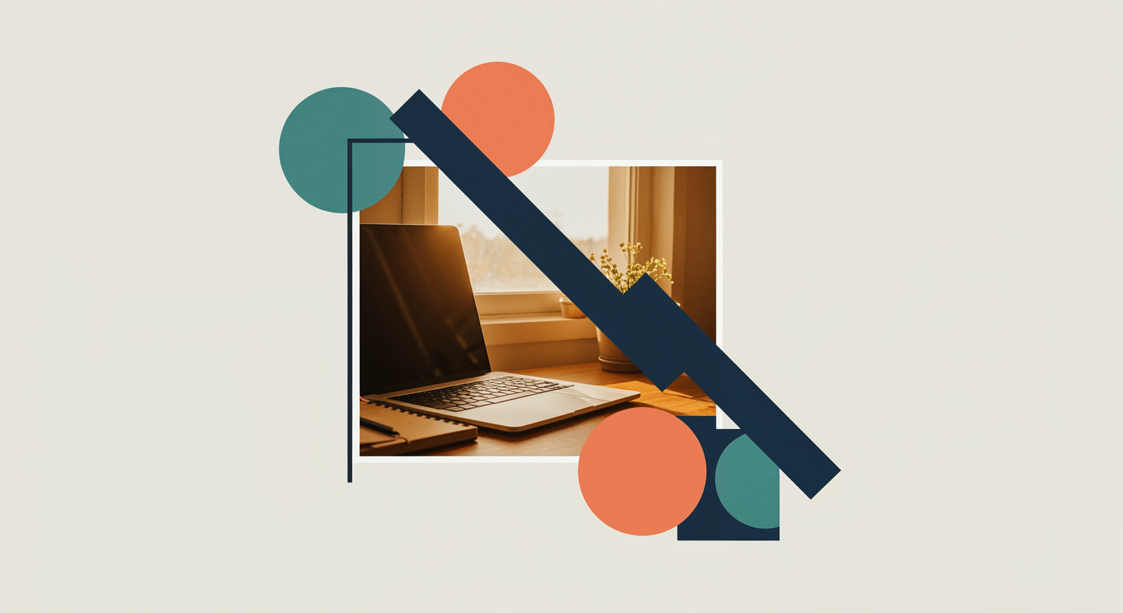Laptop und Notizbuch auf Schreibtisch — symbolisch für KI-Compliance im Unternehmen